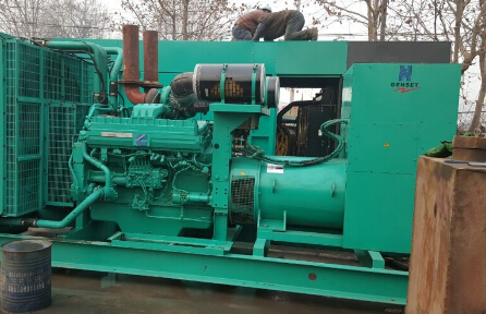 镇赉发电机组如何判断水冷式机油散热器内部是否需要清洗？